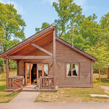 Tilford Woods Lodge Retreat Farnham  Exterior photo