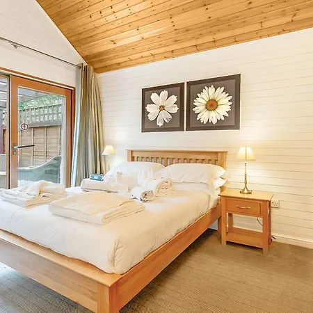 Tilford Woods Lodge Retreat Farnham  Exterior photo