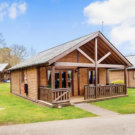 Tilford Woods Lodge Retreat Farnham  Exterior photo