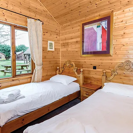 Tilford Woods Lodge Retreat Farnham  Exterior photo