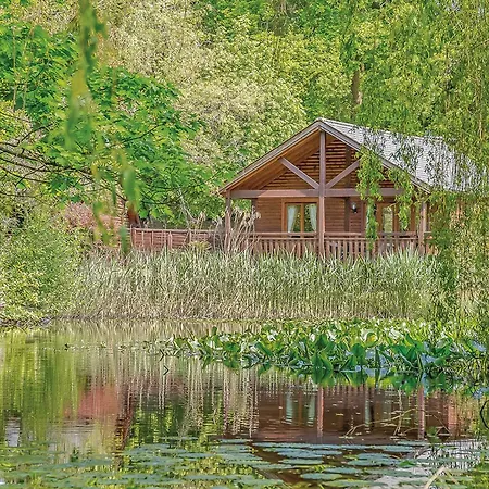 Tilford Woods Lodge Retreat Farnham  Exterior photo
