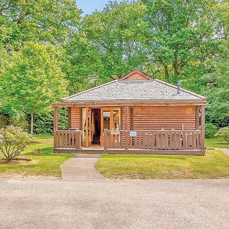 Tilford Woods Lodge Retreat Farnham  Exterior photo