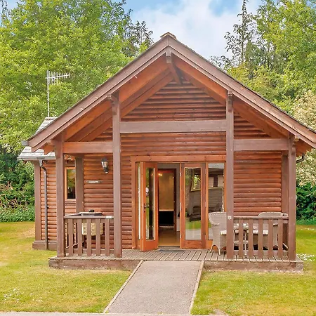 Tilford Woods Lodge Retreat Farnham  Exterior photo