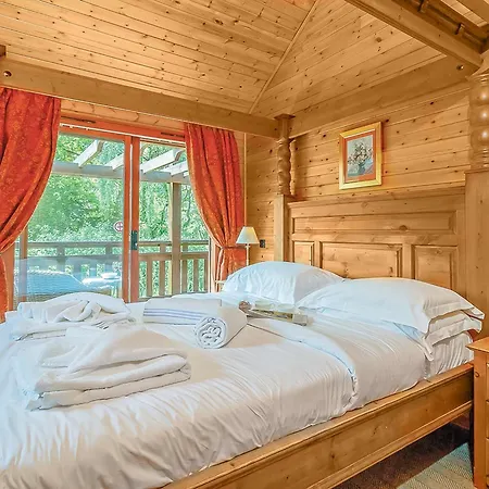 Tilford Woods Lodge Retreat Farnham  Exterior photo