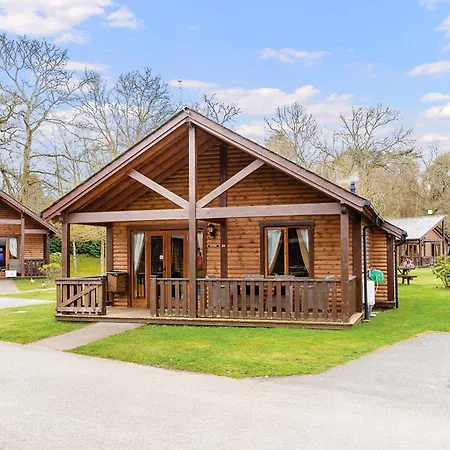 Tilford Woods Lodge Retreat Farnham  Exterior photo