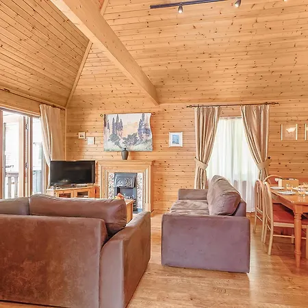 Tilford Woods Lodge Retreat Farnham  Exterior photo