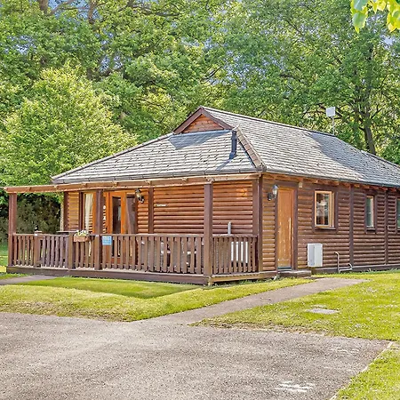 Tilford Woods Lodge Retreat Farnham  Exterior photo
